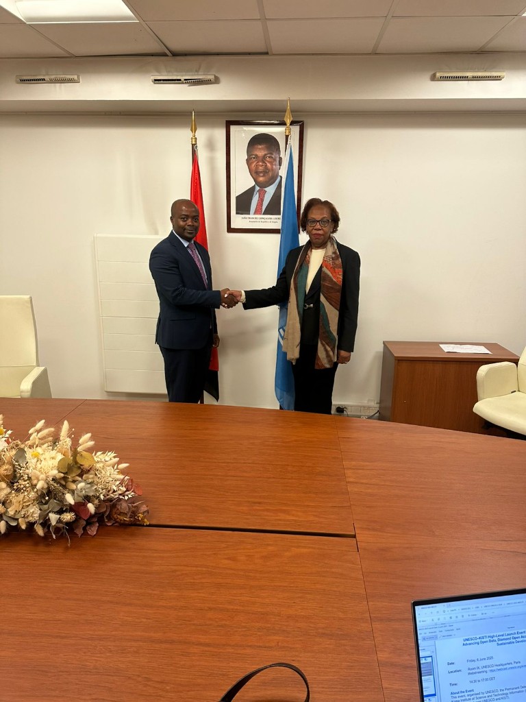 Acordo institucional com bandeiras de Angola e da UNESCO