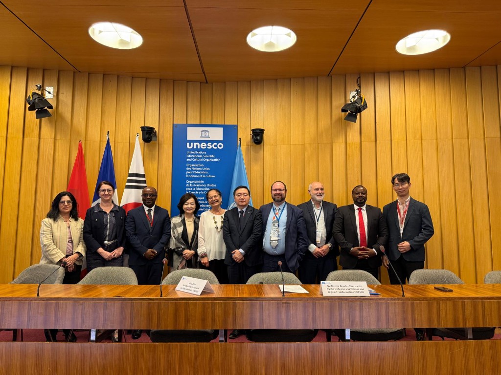 Delegação com representantes da UNESCO na sede em Paris